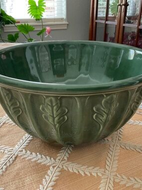 Green Furio 8.5 inch bowl.  Ceramic.  Oak leaf and rib design.  EUC